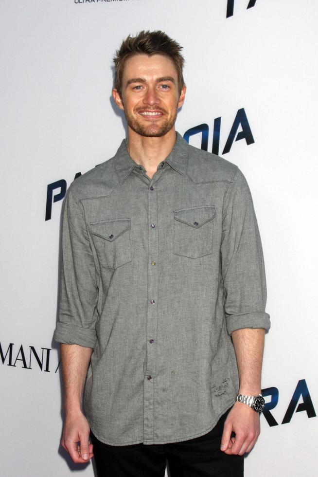 los angeles, 8 aug - robert buckley arriveert bij de paranoia los angeles première bij de directors guild of america op 8 augustus 2013 in los angeles, ca foto