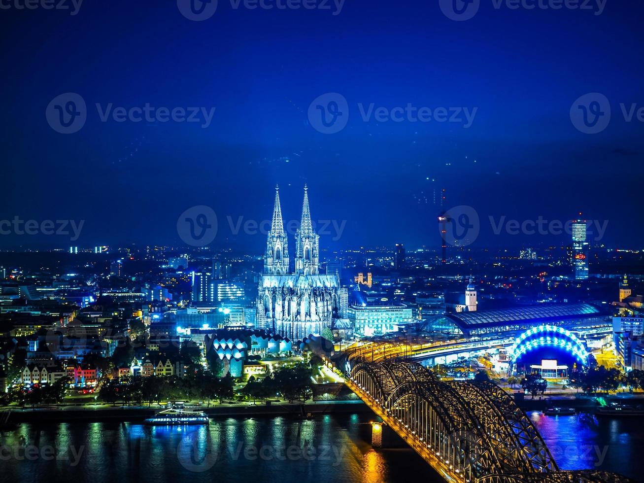 hdr luchtfoto nacht uitzicht op st peter kathedraal en hohenzollern bri foto