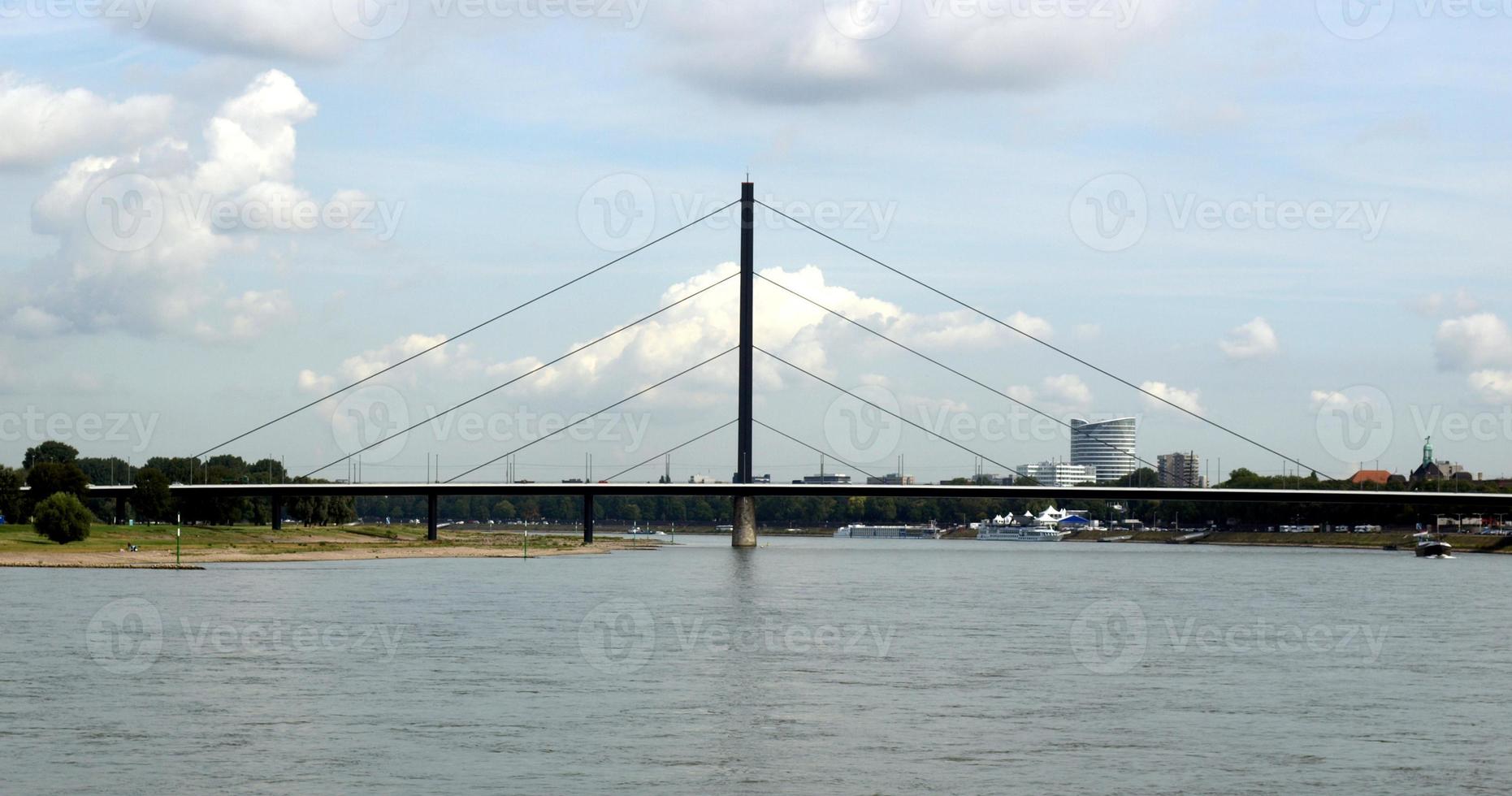 Rijn in Düsseldorf, Duitsland foto