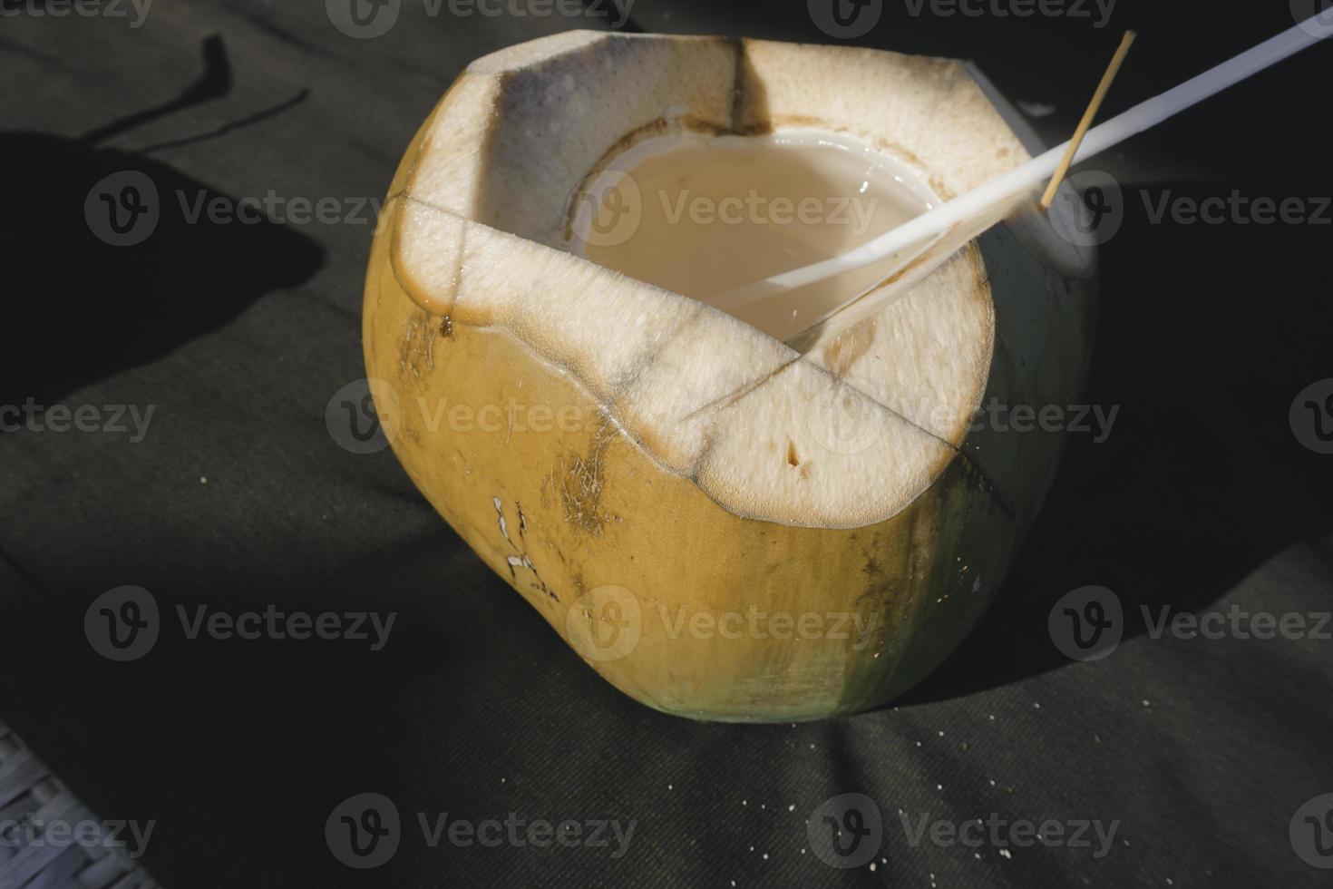 foto van vers kokossap op een tropisch strand