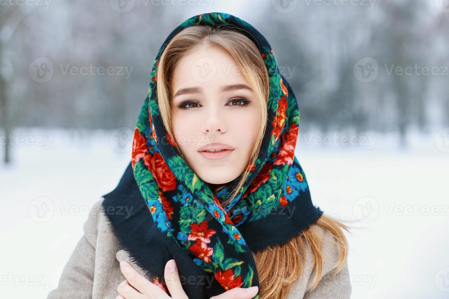 portret van een Russische vrouw in een besneeuwde winterdag. foto