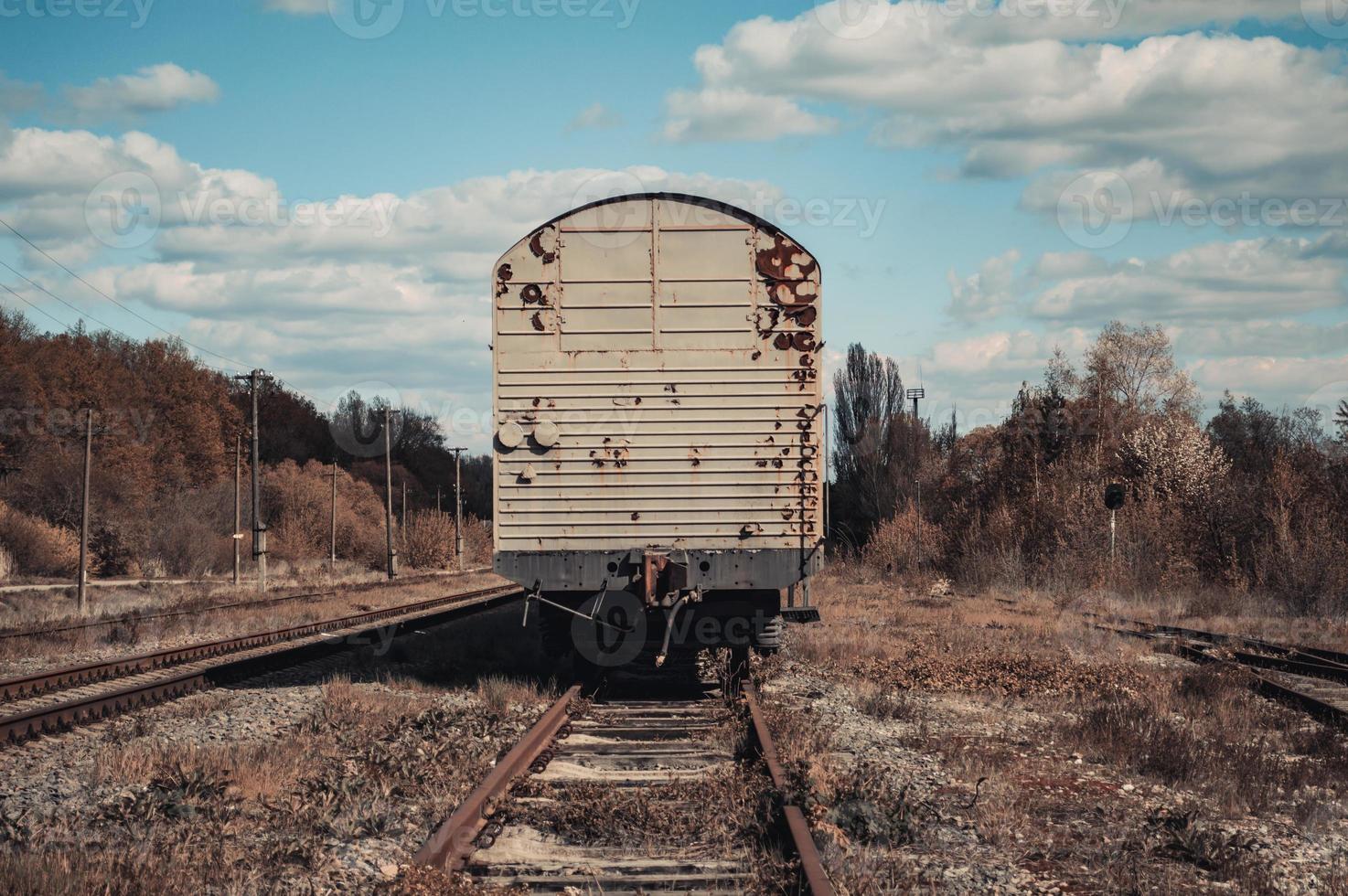oude vuile rijtuigen van de trein staan op de spoorbaan foto