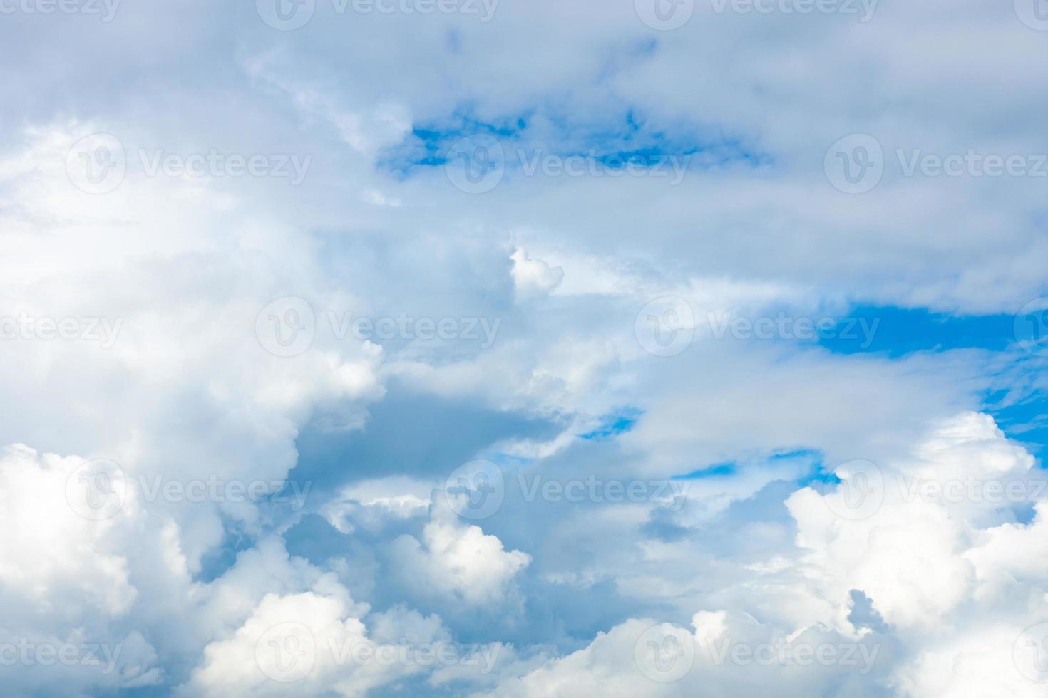 blauwe lucht met mooie wolken foto