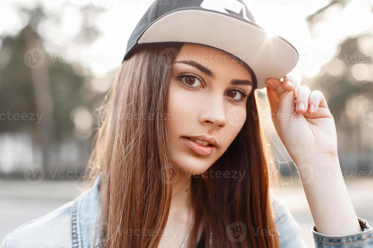 close-up portret van een jonge stijlvolle vrouw op een zonnige dag foto