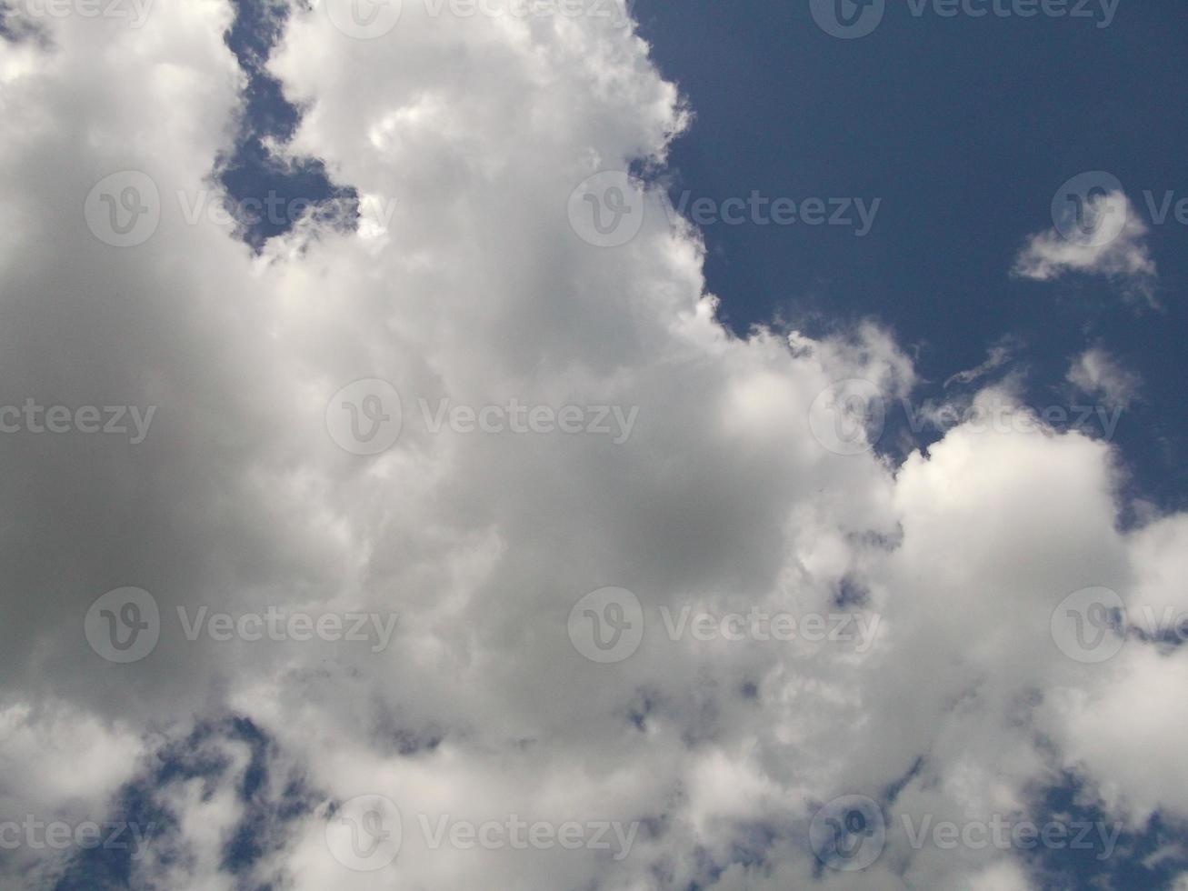 blauwe lucht en witte wolken foto