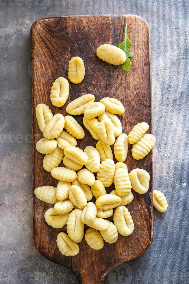 rauw gnocchi-deeg, aardappelkeuken verse maaltijd eten snack op tafel kopieer ruimte voedselachtergrond foto