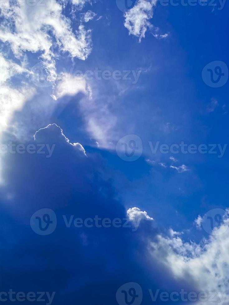 blauwe lucht met prachtige wolken op zonnige dag in mexico. foto