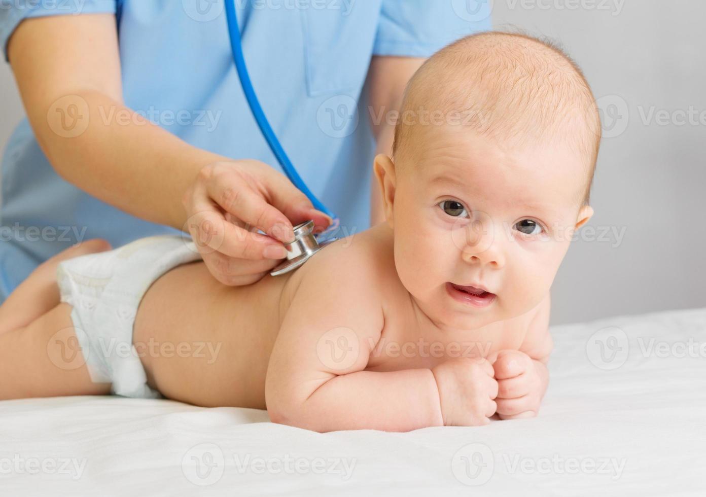 arts met een stethoscoop luister baby foto