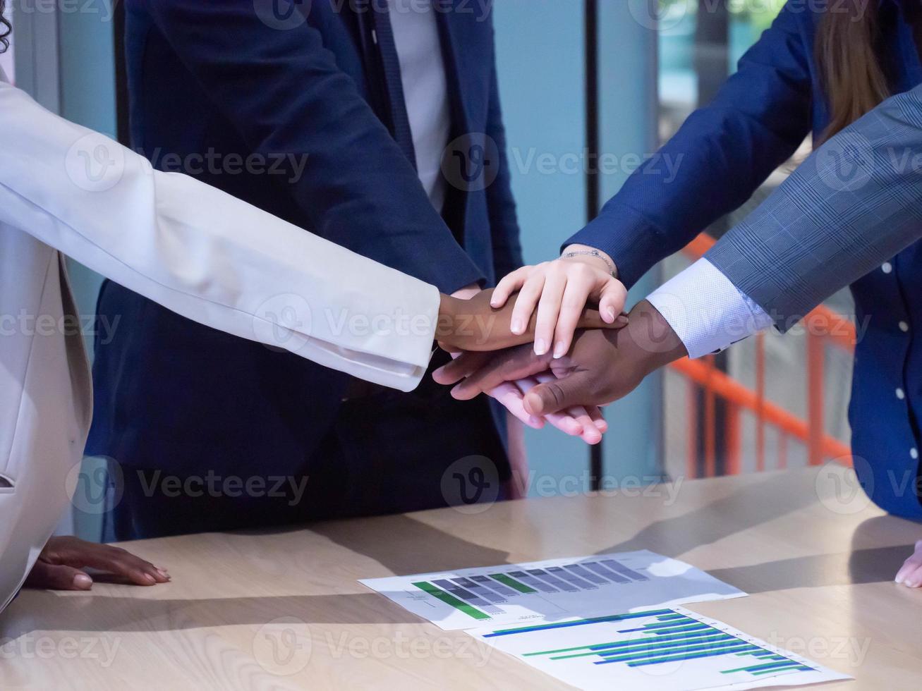 persoon handdruk zakelijk succes samenspel overeenkomst groep gemeenschap ondersteuning team aanraking zakelijk samen vriend verbinding concept hulp kracht sociaal zakelijke relatie netwerkbijeenkomst foto