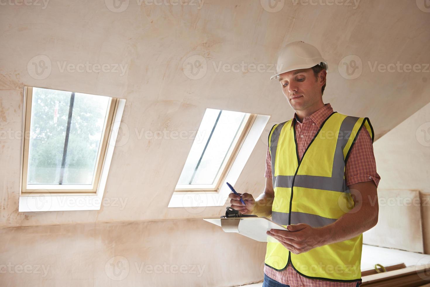 bouwinspecteur die nieuw bezit bekijkt foto