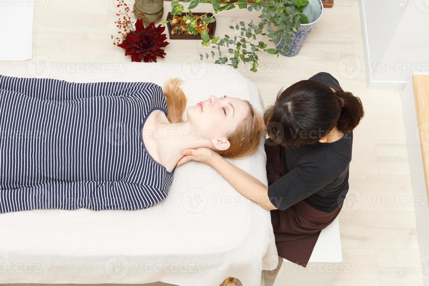 vrouwen die een massage ondergaan foto