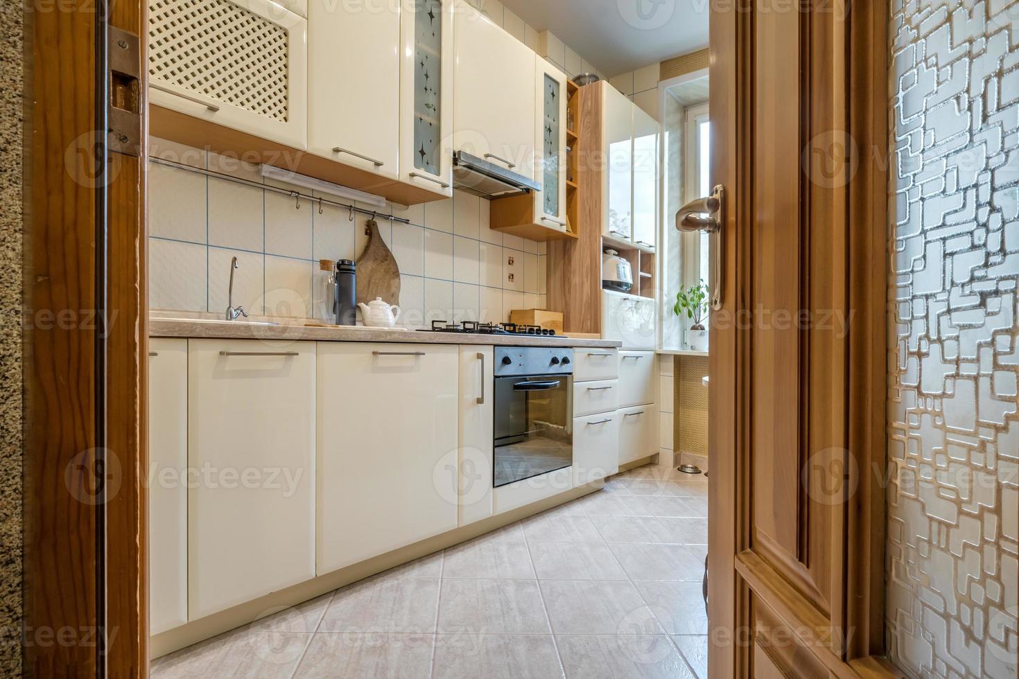 interieur van de moderne keuken in studio-appartementen in minimalistische stijl foto