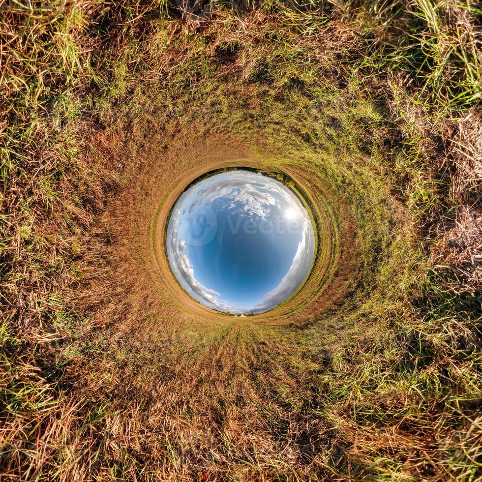 blauwe bol kleine planeet binnen onverharde weg of veld achtergrond. foto