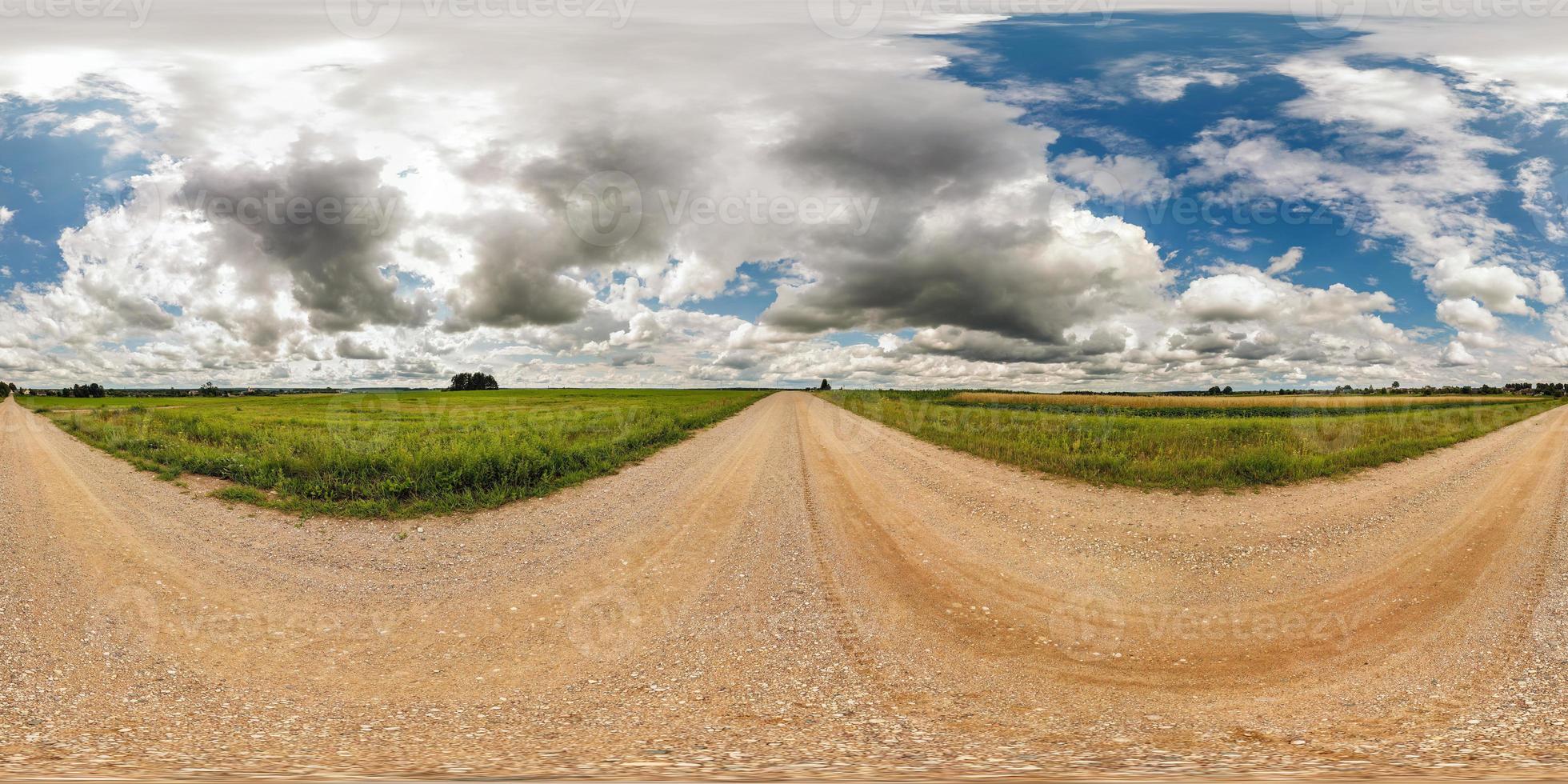 volledig naadloos bolvormig panorama 360 bij 180 graden hoekzicht op onverharde weg tussen velden in zonnige zomerdag met geweldige wolken in equirectangular projectie, skybox vr virtual reality-inhoud foto