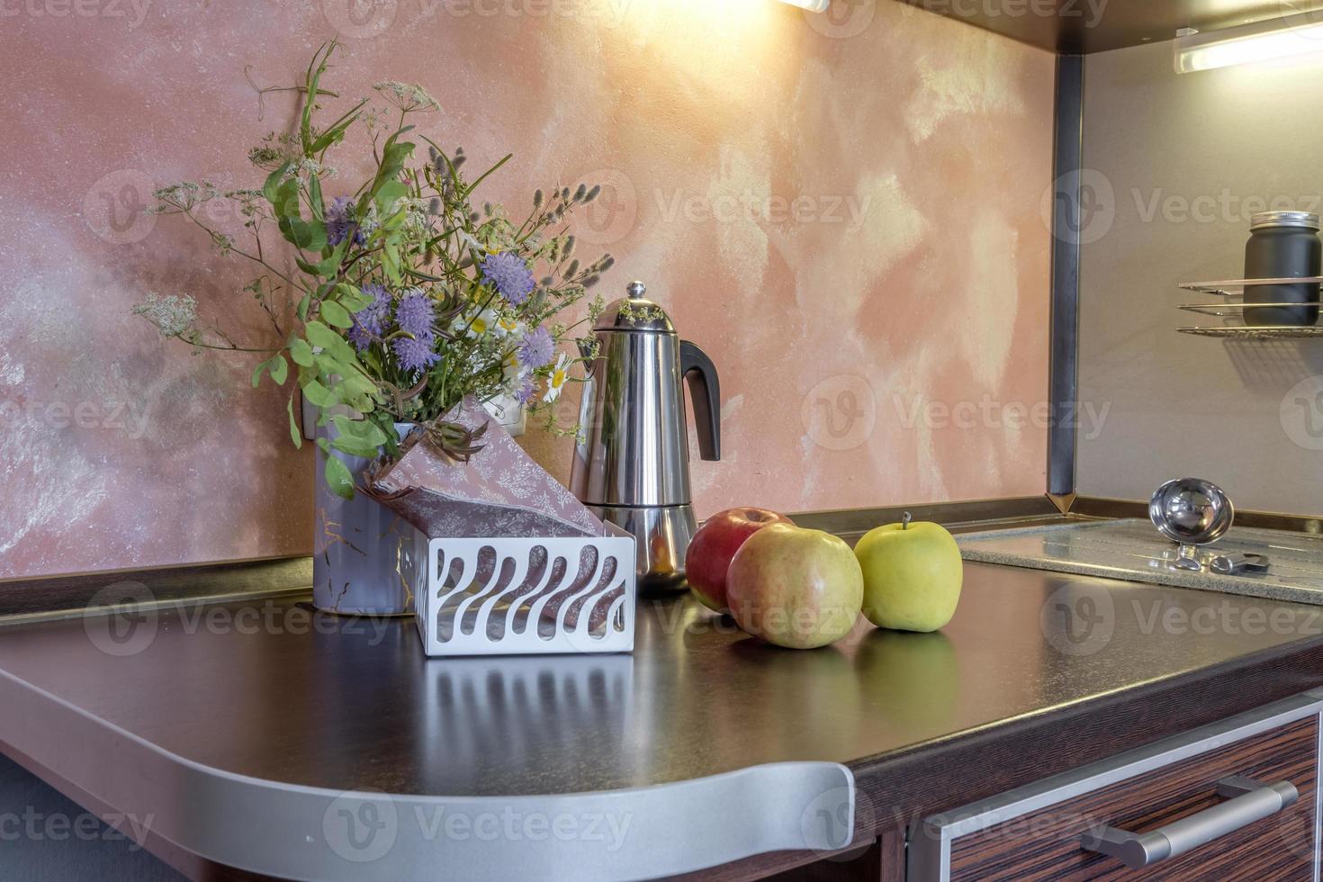 serveertafel in de woonkamer of keuken met kopjes, borden, glazen en bloemen foto