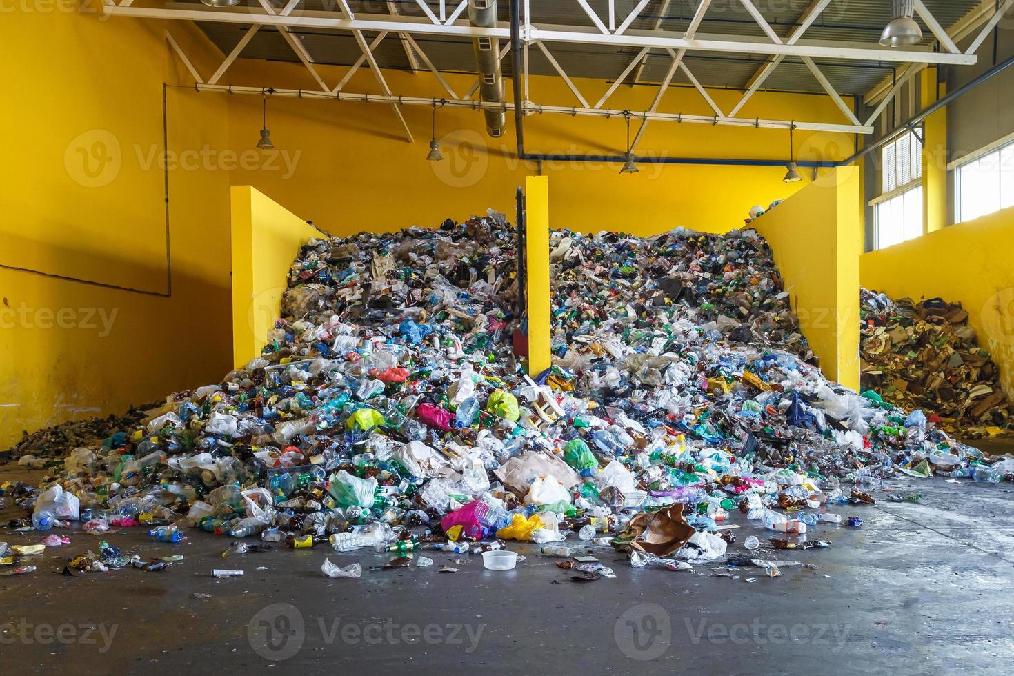 plastic balen bij de afvalverwerkingsfabriek. gescheiden afvalinzameling. recycling en opslag van afval voor verdere verwijdering. bedrijf voor het sorteren en verwerken van afval. foto