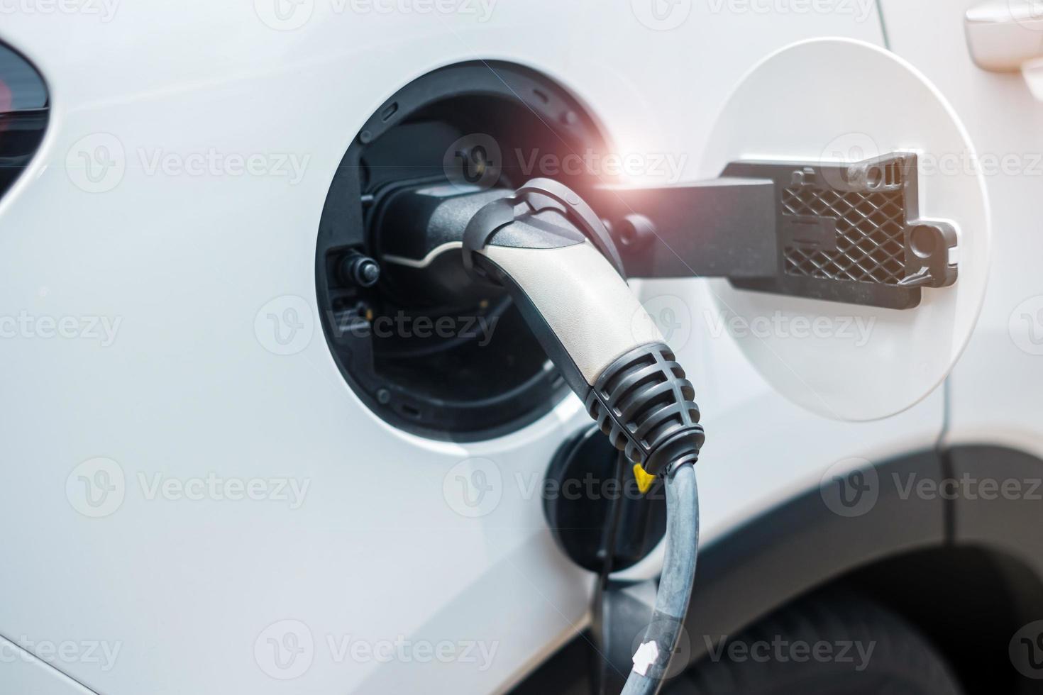 elektrische auto opladen batterij bij ev laadstation of thuis. groene energie, milieuvriendelijk alternatief, technologie en milieuconcepten foto