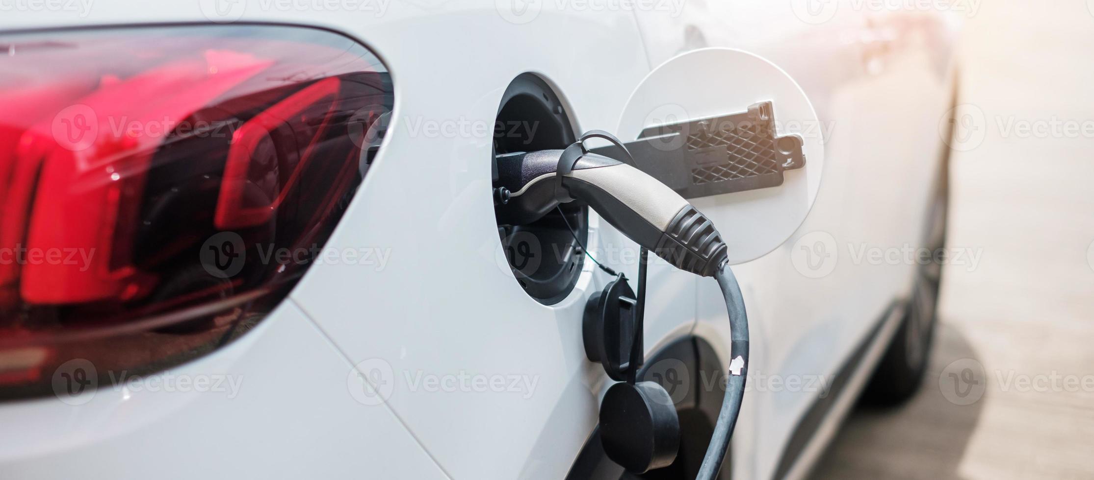 elektrische auto opladen batterij bij ev laadstation of thuis. groene energie, milieuvriendelijk alternatief, technologie en milieuconcepten foto