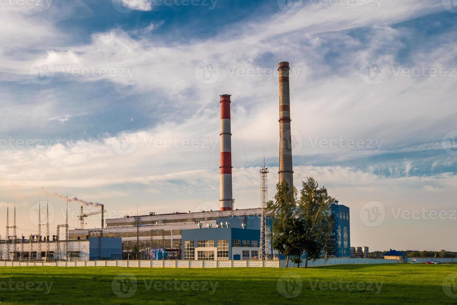 pijpen van een chemische ondernemingsinstallatie. luchtvervuiling concept. industrieel landschap milieuvervuiling afval van thermische elektriciteitscentrale foto