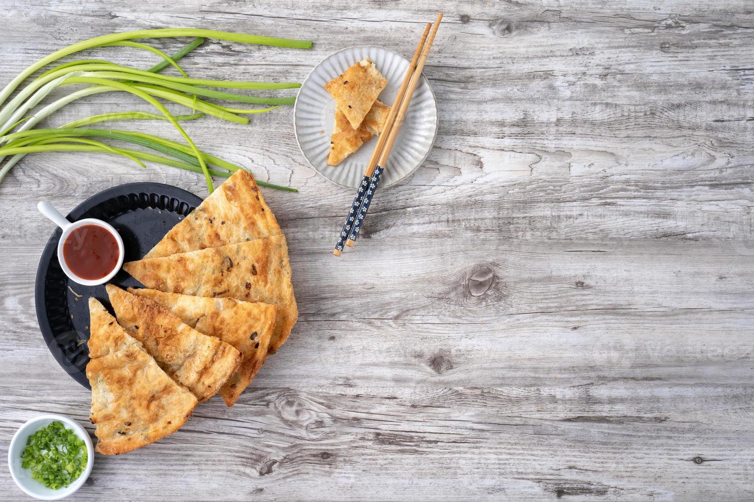 Taiwanese heerlijke lente-ui pannenkoek over houten tafel achtergrond foto