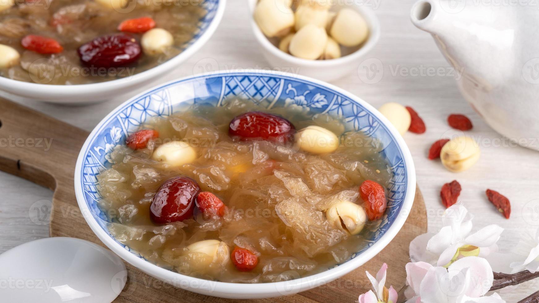 close-up van zoete sneeuwwitte schimmelsoep met lotuszaad, chinese rode dadels en wolfberry. foto