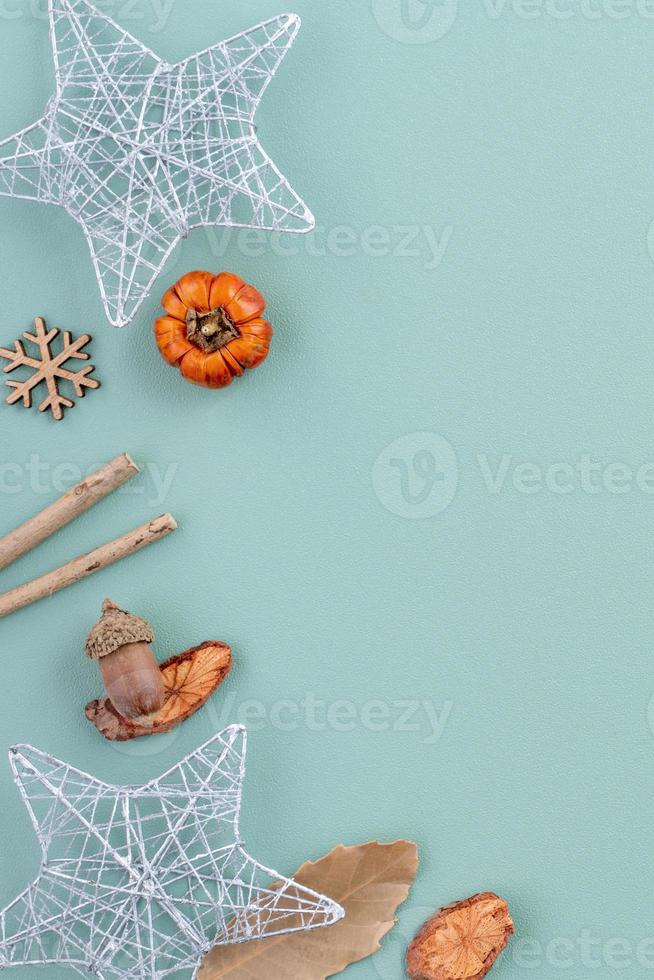 bovenaanzicht van kerstvakantie achtergrond. samenstelling van feestelijke ornament decor flatlay. foto