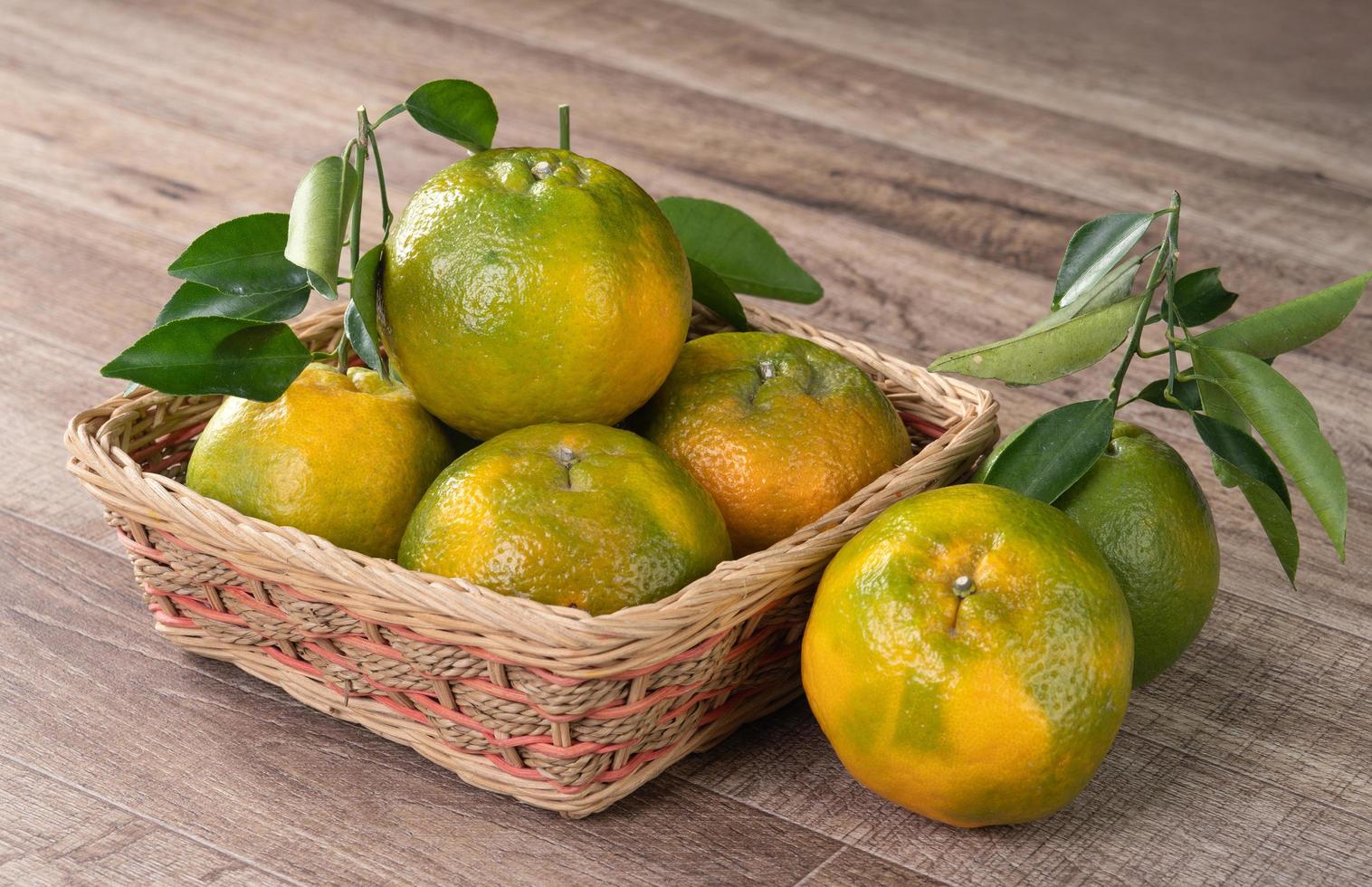 verse rijpe mandarijn mandarijn sinaasappel op houten tafel achtergrond. foto