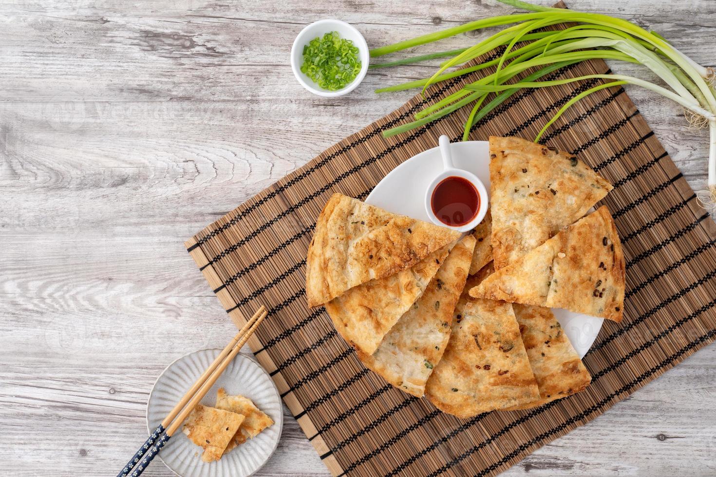 Taiwanese heerlijke lente-ui pannenkoek over houten tafel achtergrond foto