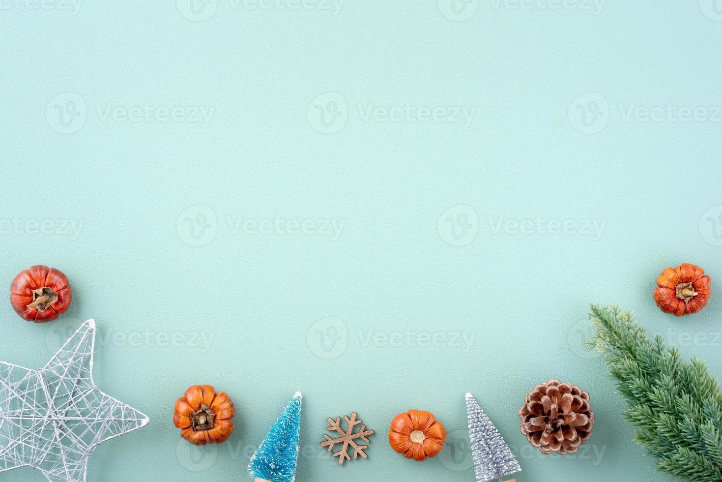 bovenaanzicht van kerstvakantie achtergrond. samenstelling van feestelijke ornament decor flatlay. foto