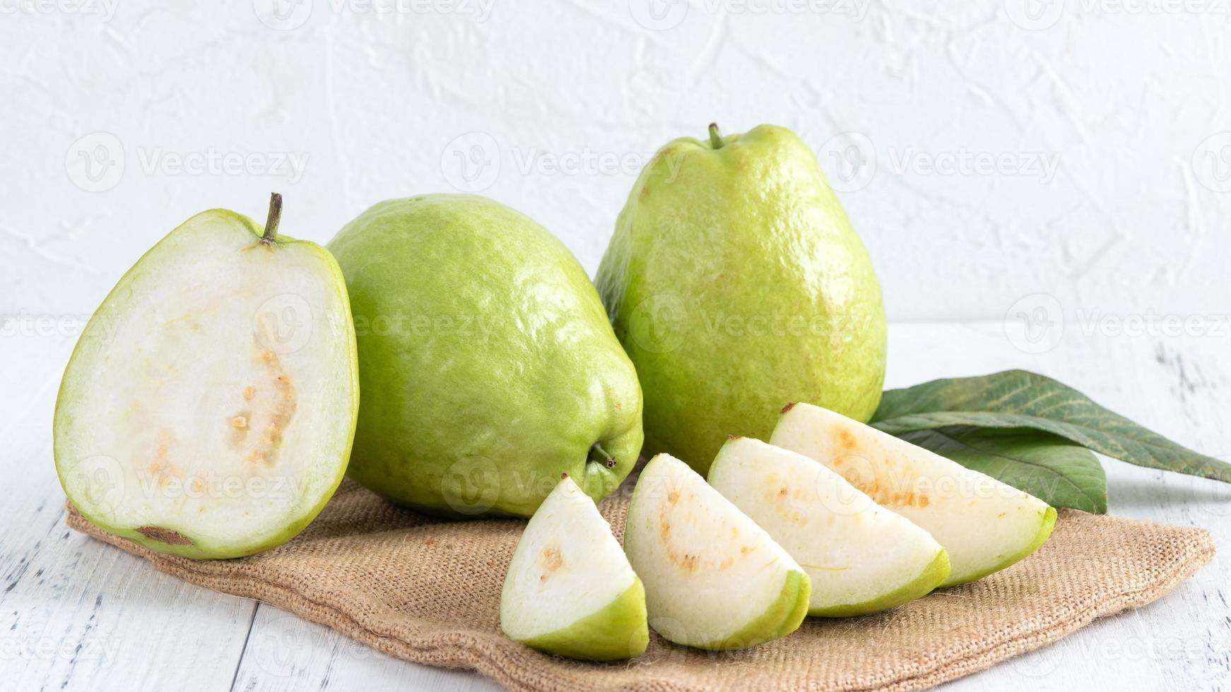 heerlijke guave fruit ingesteld op witte houten tafel achtergrond met kopie ruimte. foto