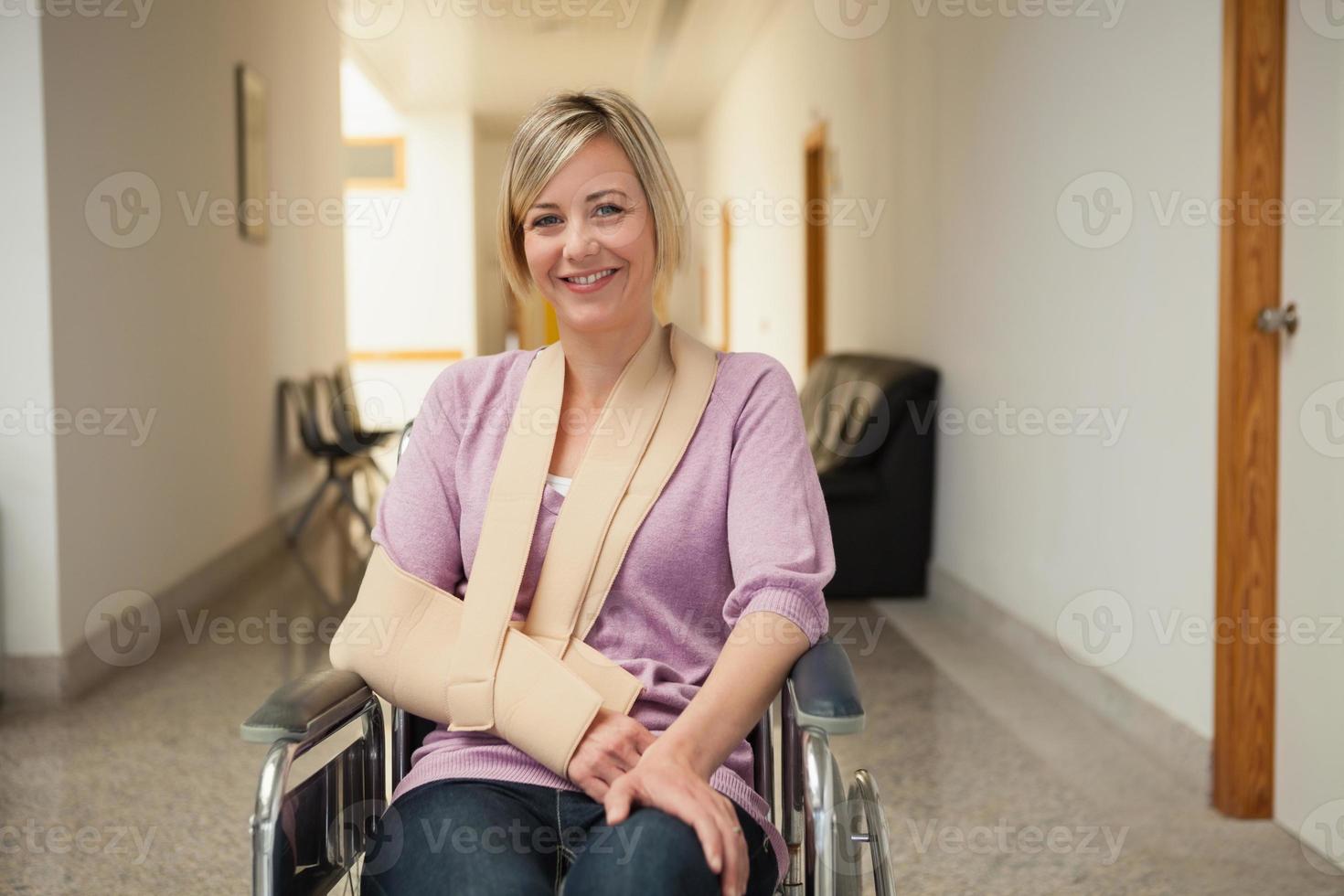 patiënt in rolstoel met gebroken arm foto