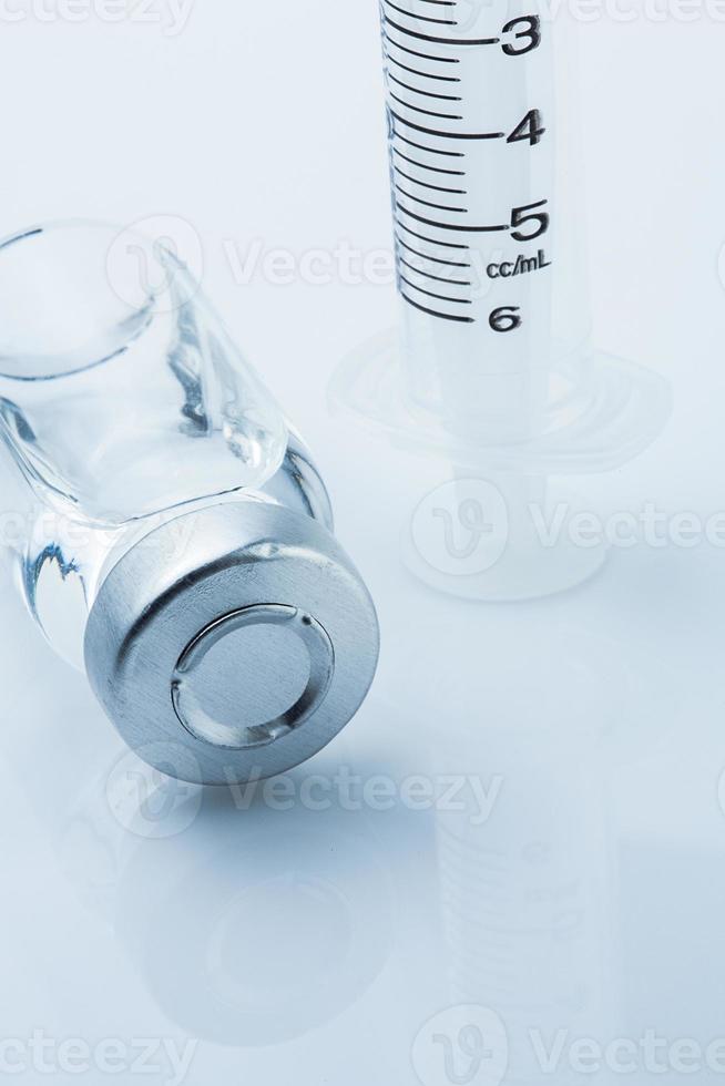 medische ampullen en spuit op witte achtergrond foto