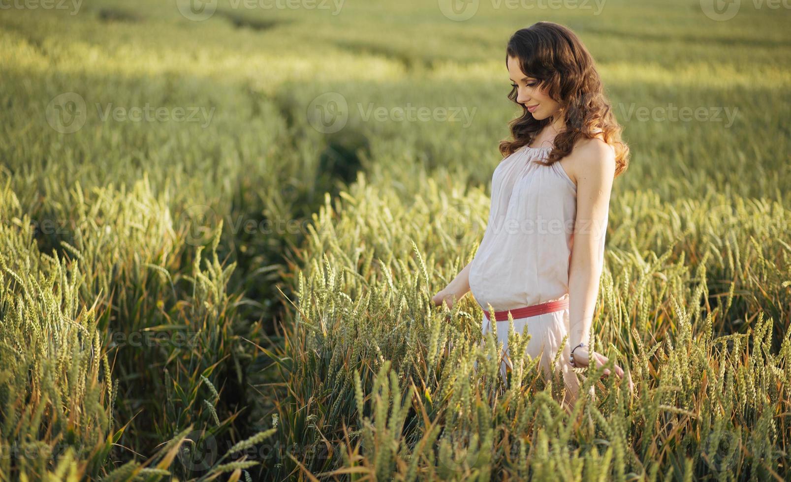 portret van een vrouw op het veld granen foto