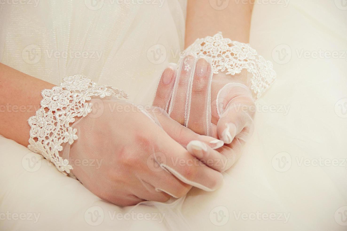 bruiloft handschoenen aan de handen van de bruid foto