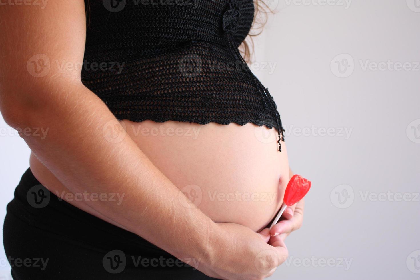 mujer embarazada con piruleta foto