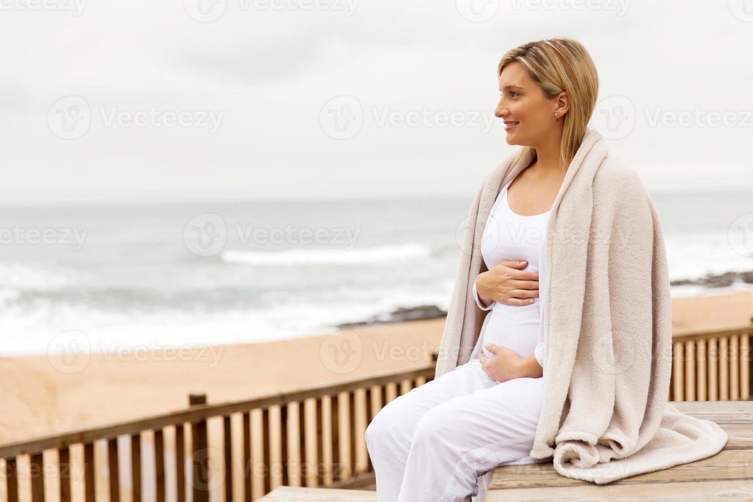 zwangere vrouw op het strand foto