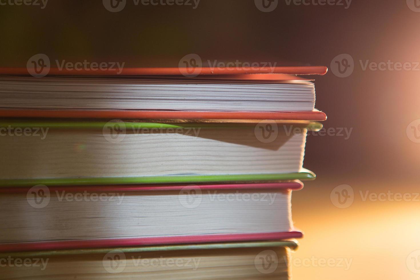 close-up van een stapel boeken. het concept van thuislezen van papieren boeken, schoolonderwijs en instituut, terug naar school. ruimte voor tekst, achtergrond. foto