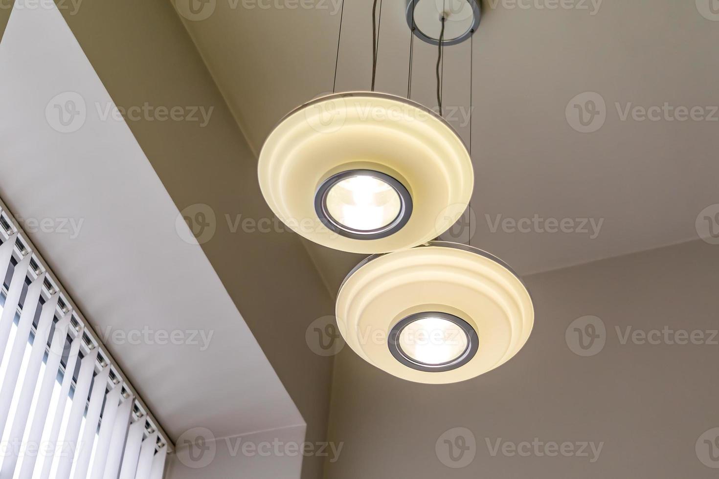 twee plafond lantaarn binnenshuis foto
