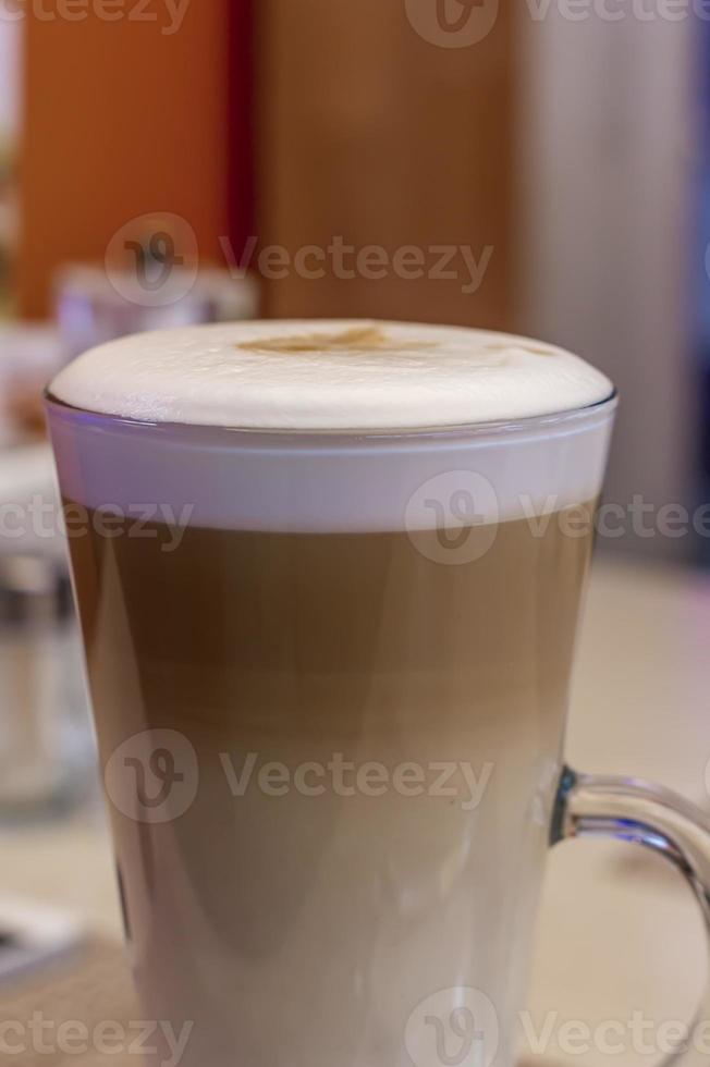 koffie latte in een glazen beker foto