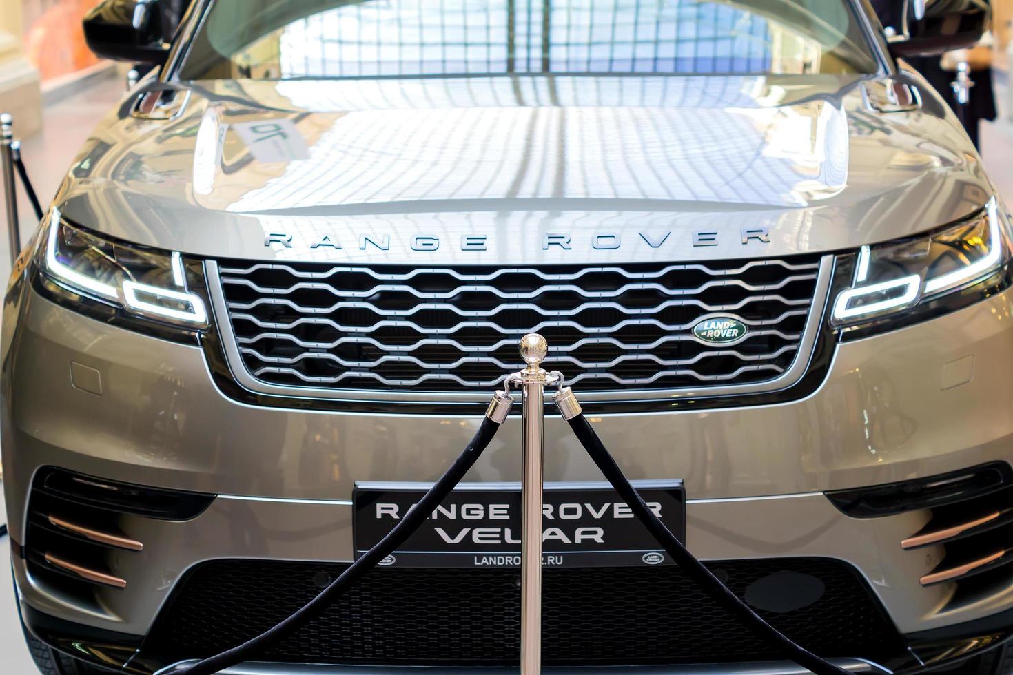 Moskou, Rusland, 11 april 2018 vooraanzicht van nieuwe suv range rover velar in gom winkelcentrum. 70e verjaardag van landrover. foto