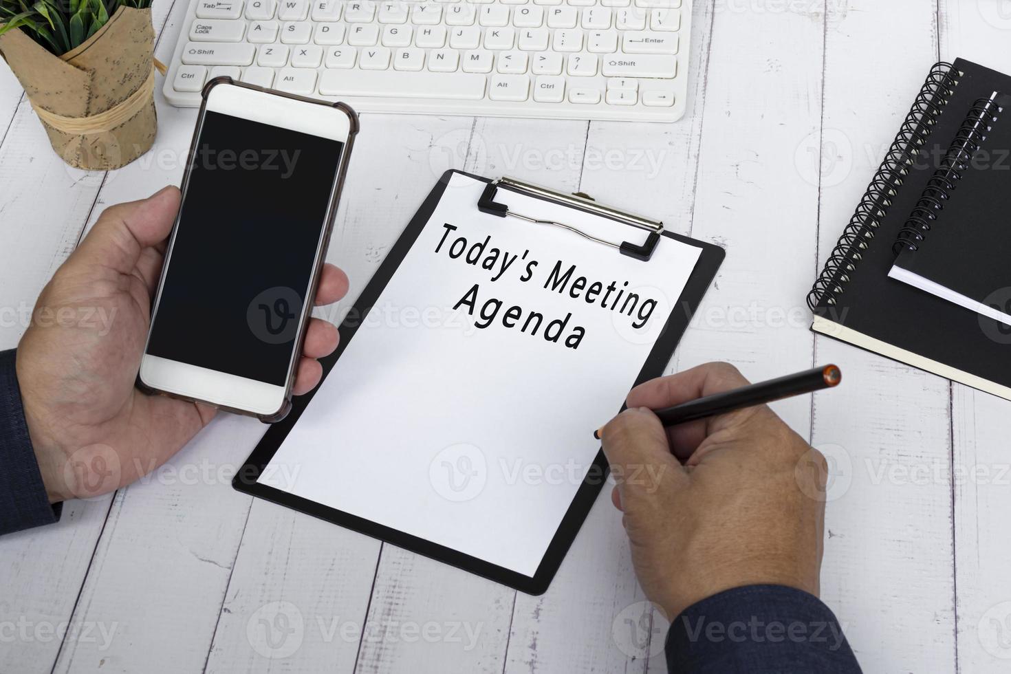 zakenman die de vergaderagenda van vandaag schrijft met een smartphone vast. foto