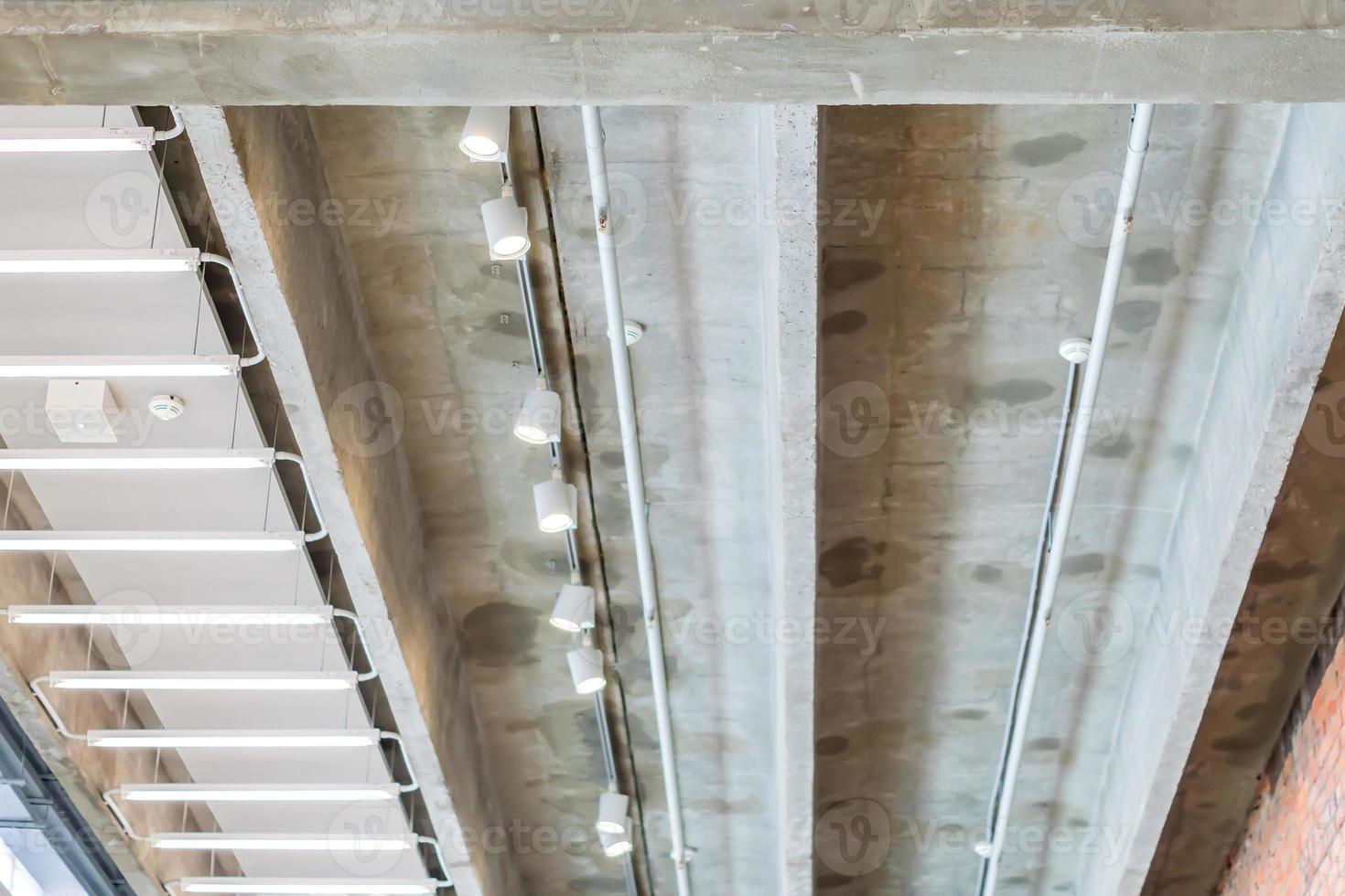 industrie gebouw. rode bakstenen muur, beton en metalen plafond. foto