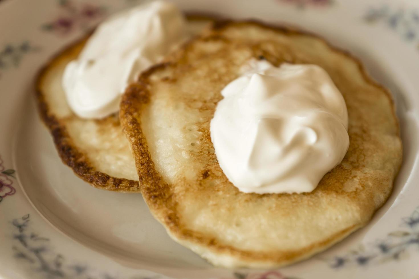 twee pannenkoeken met zure room foto