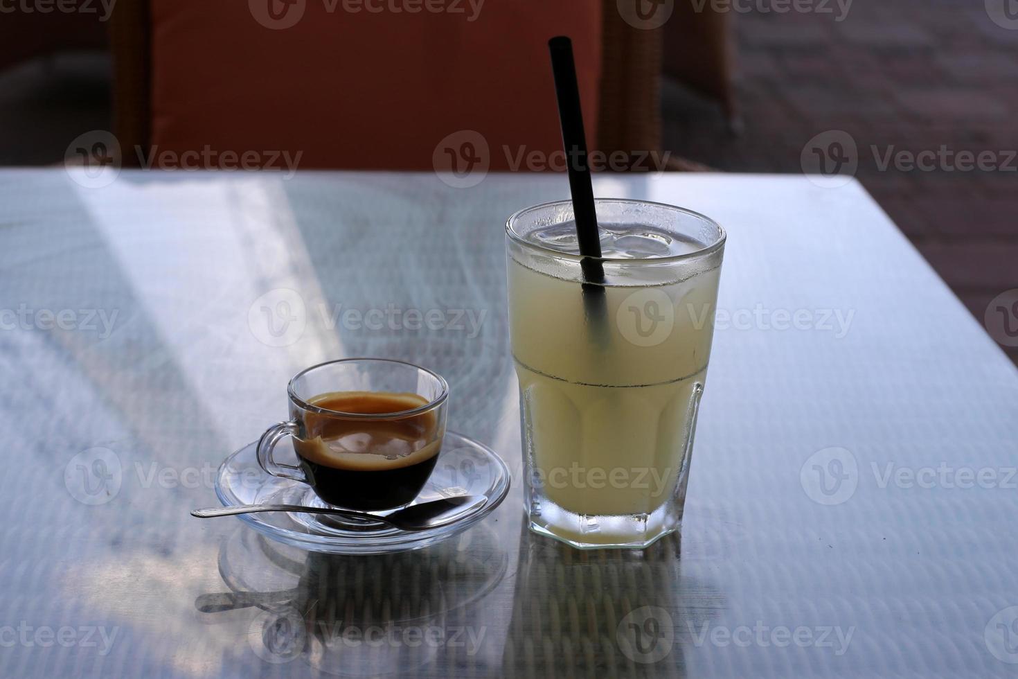 op tafel in het restaurant sterke en warme koffie. foto