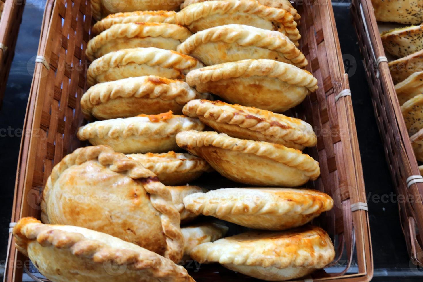 brood en bakkerijproducten in een winkel in israël. foto