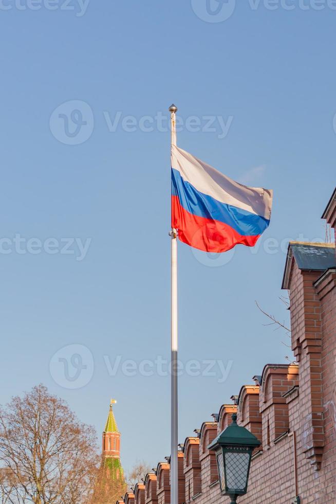Russische vlag op de achtergrond van het Kremlin foto