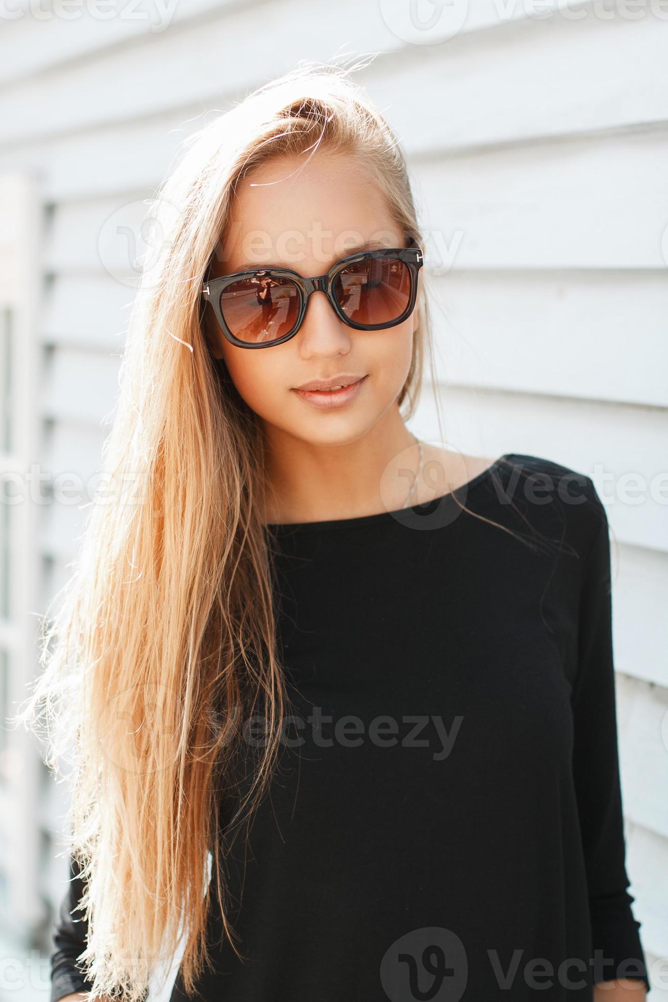amateur Eigenlijk lavendel stijlvolle mooie vrouw in zonnebril in de buurt van een houten muur 1042344  Stockfoto