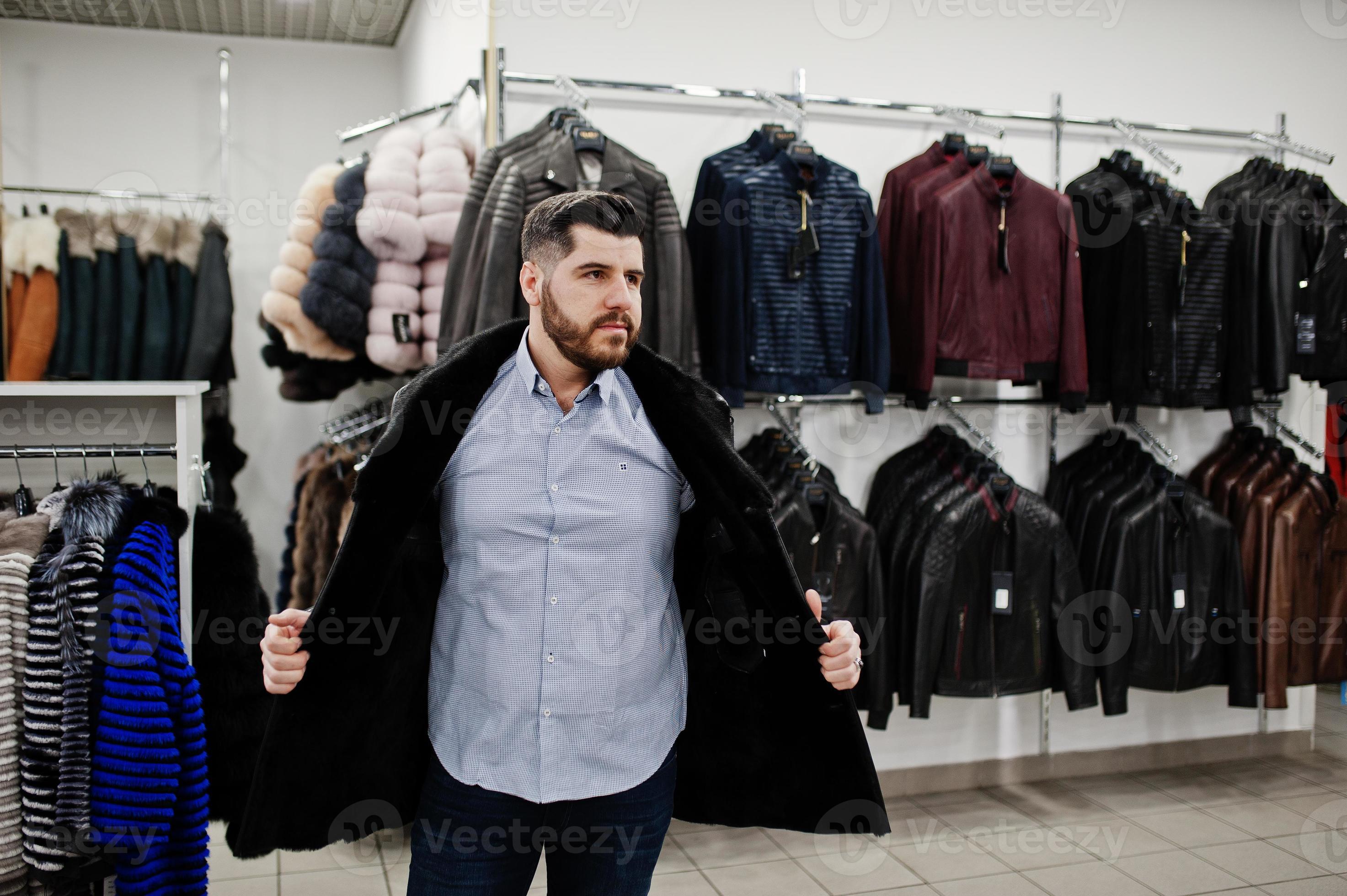 leerplan mug Erge, ernstige stijlvolle turkse man in de winkel van bontjassen en leren jassen.  succesvolle Arabische baardman. 10440186 stockfoto bij Vecteezy