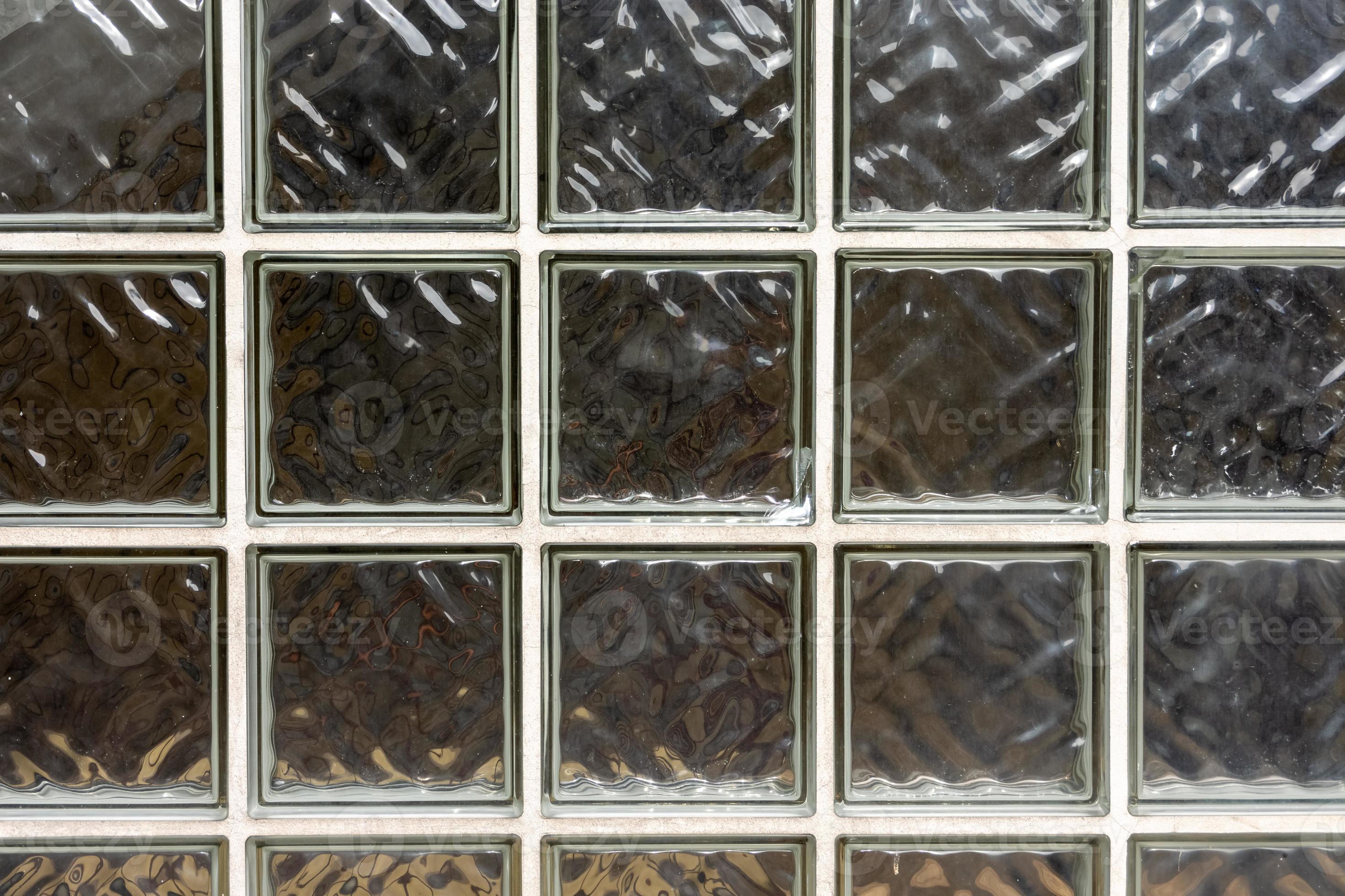 Maken Validatie Uitverkoop glazen blokken op een muur 10467706 stockfoto bij Vecteezy