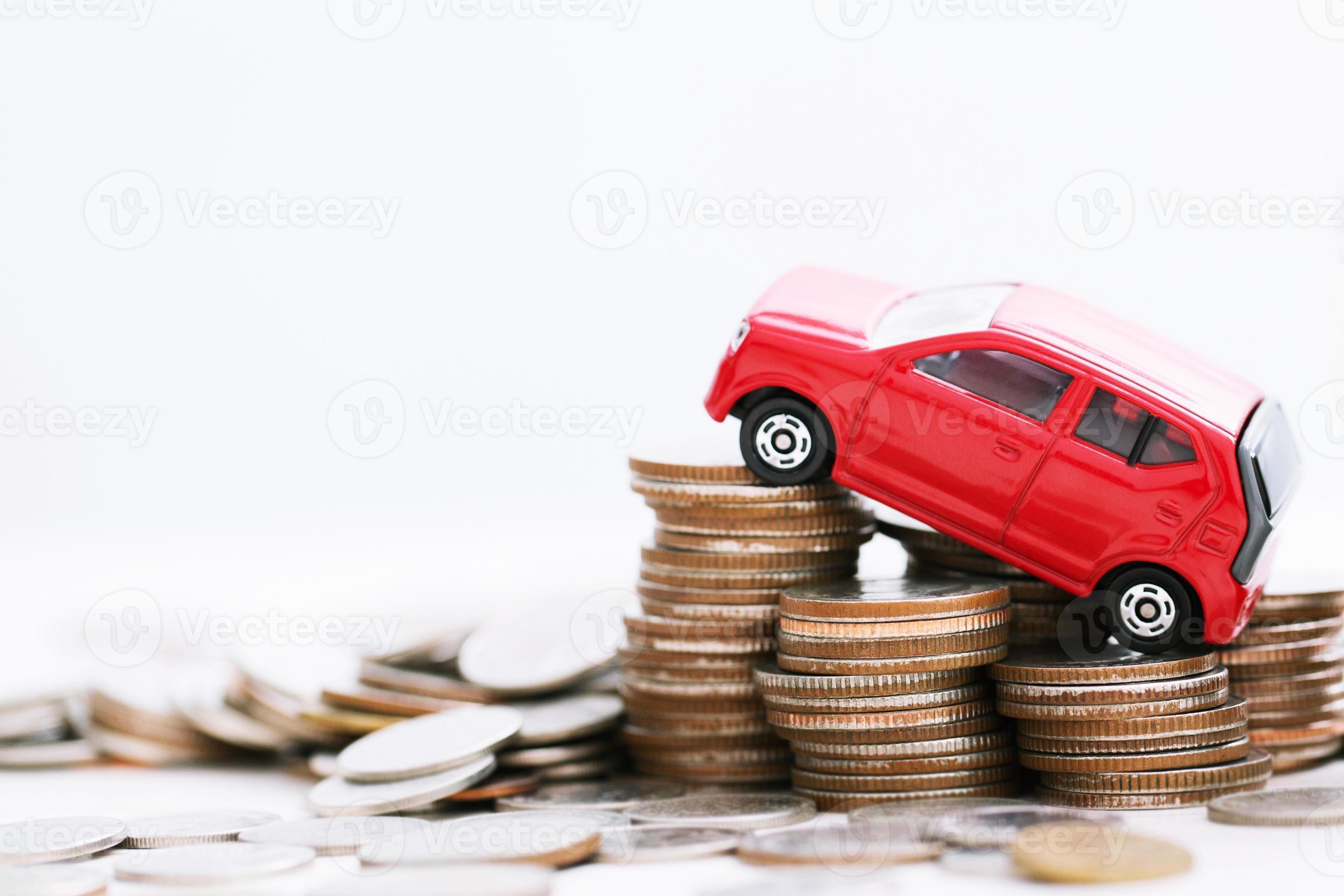 kleine auto over veel geld gestapelde voor bankleningen kosten financiering. verzekering, autofinancieringsconcept kopen. kopen betalen in termijnen aanbetaling een auto. 10585585 Stockfoto